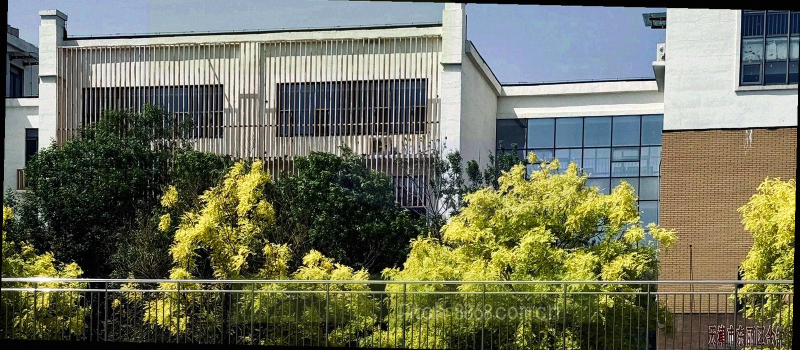球场地面线条与电竞显示器光带在同一画面里的抽象拼接